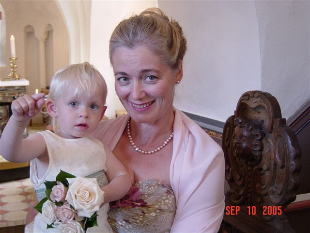 Hannah og Farmor i Greve kirke 10.9.2005
