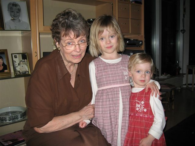 Caroline og Hannah med Oldemor julen 2006