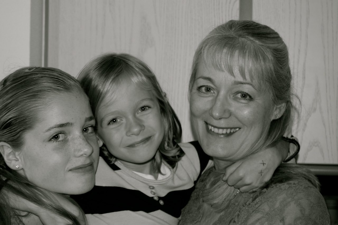 Emilie, Hannah og Farmor 2011